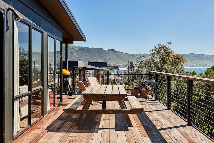 The Lobsterpot Beach House – views + walk to shops