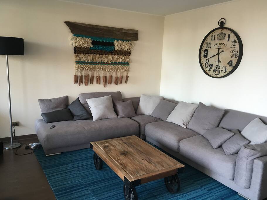Cálido Living, gran Sofá y equipamiento de audio para disfrutar y leer