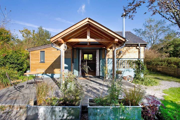 Quiet cottage with hot tub near the sea and moors