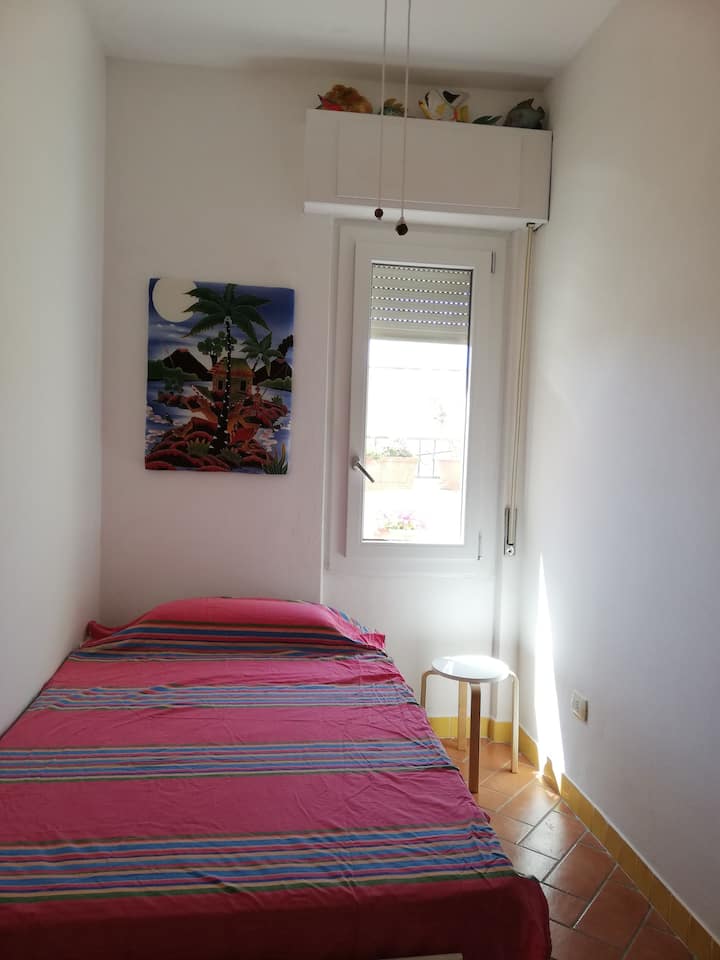 غرفة نوم ثانية بسرير ونصف