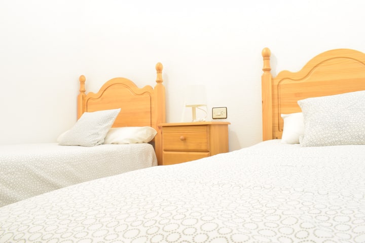 חדר עם 2 מיטות יחיד בגודל 90 ס"מ כל אחת, עם נוף פנימי 