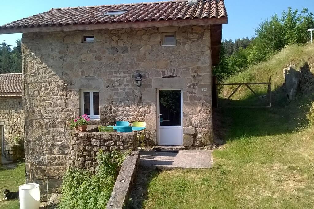 L'entrée du gîte avec sa terrasse