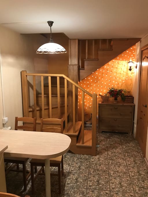 Первый этаж кухня столовая