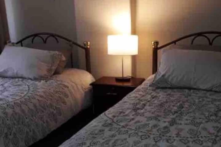 Спална соба со 2 удобни кревета