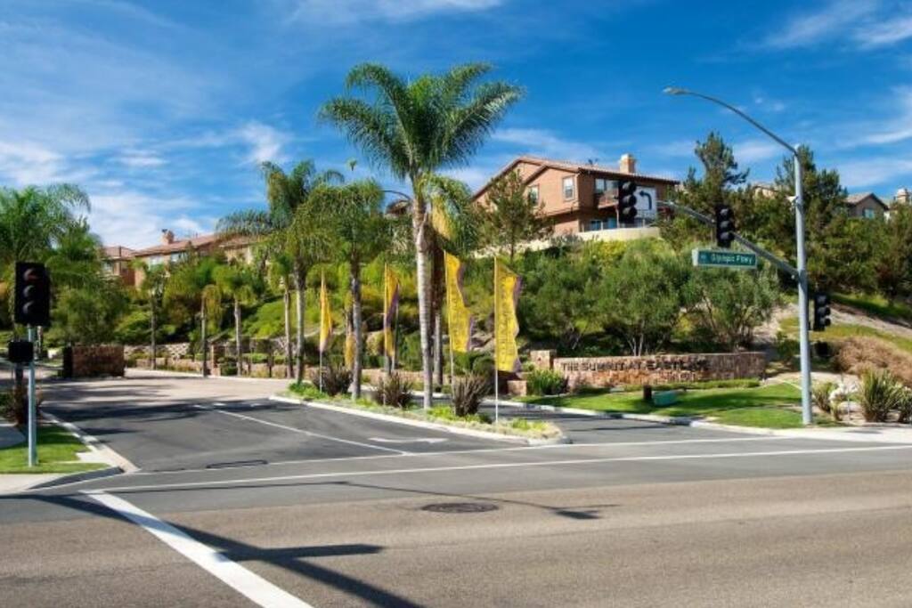 Awesome House at Eastlake - Mall, Restaurants, Shopping, Movies & More!!