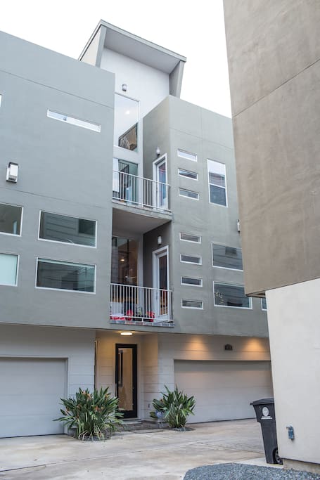 Modern 4 story townhome