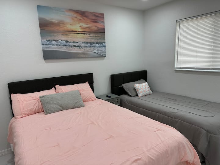 日落客房，配备智能电视。 1张双人床和1张单人床。