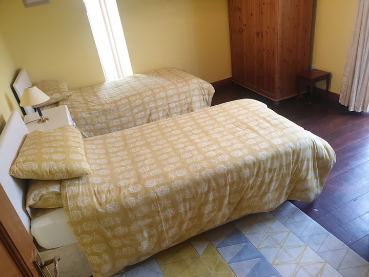 në katin e poshtëm me dy dhoma gjumi