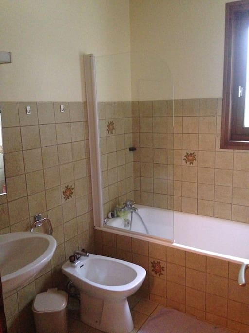 Salle de bain avec baignoire et lavabo