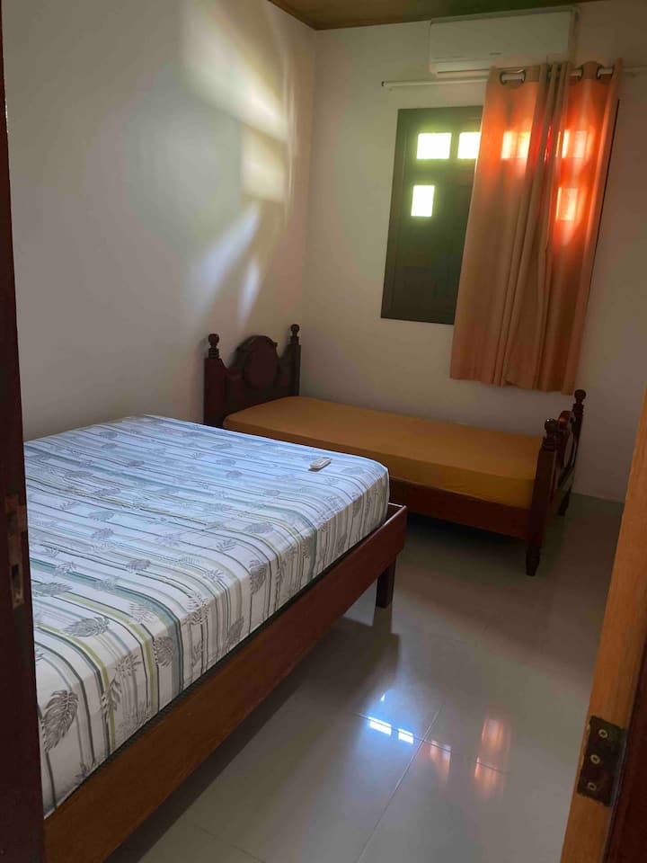 Dormitorio 2
1 cama doble, 1 individual , aire acondicionado 