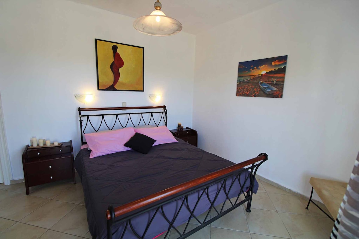 Bývanie Natasy Agios Ioannis Karousades spálňa 1