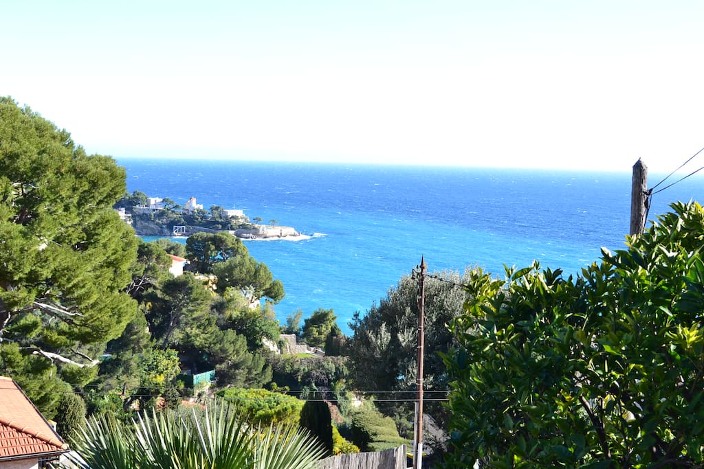 Front terrace:
Pointing the horizon and overlooking the deep blue sea on the bay of Eze.