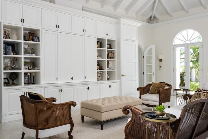 Შესანიშნავი ოთახი, მისაღები ოთახი დამალული ტელევიზორით კარადებში.