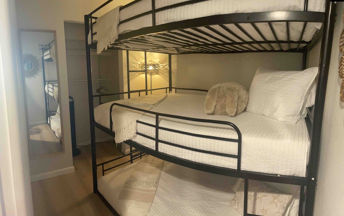 Სამადგილიანი საწოლი მესამე საძინებელში.