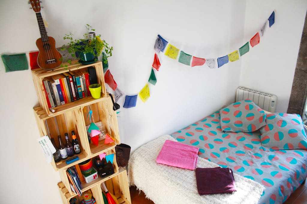 Otra foto de la cama y la estantería!