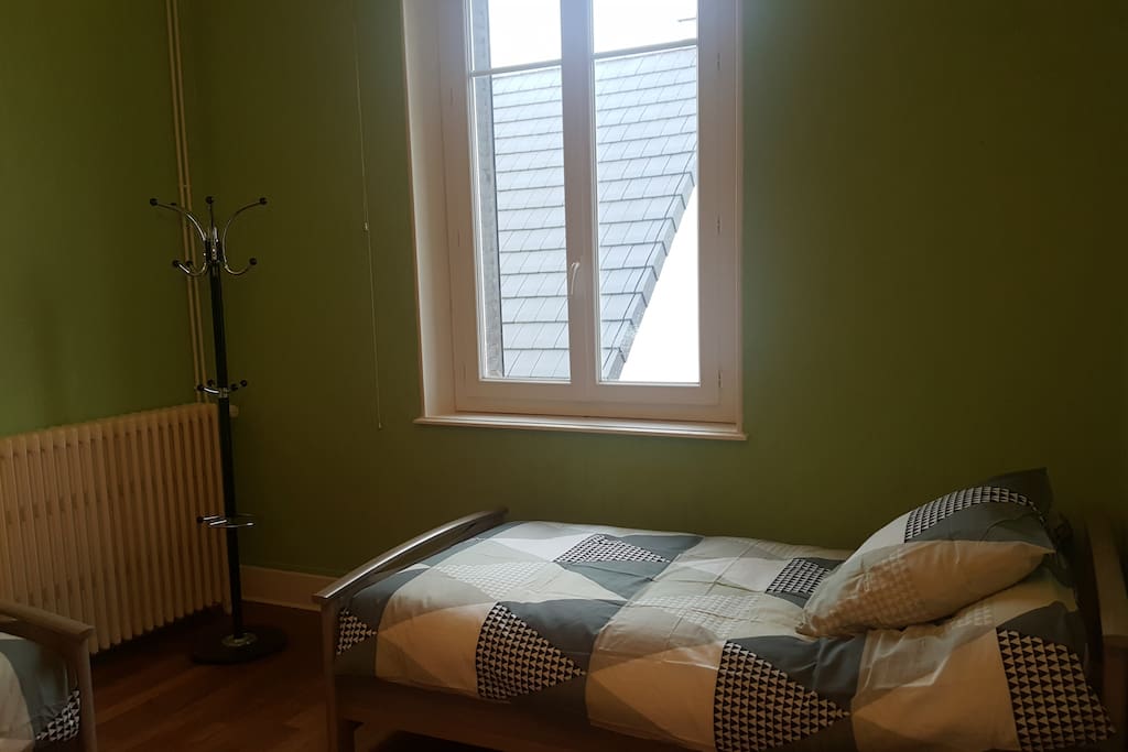 Grande chambre de 12m50 avec vu sur un agréable jardin.