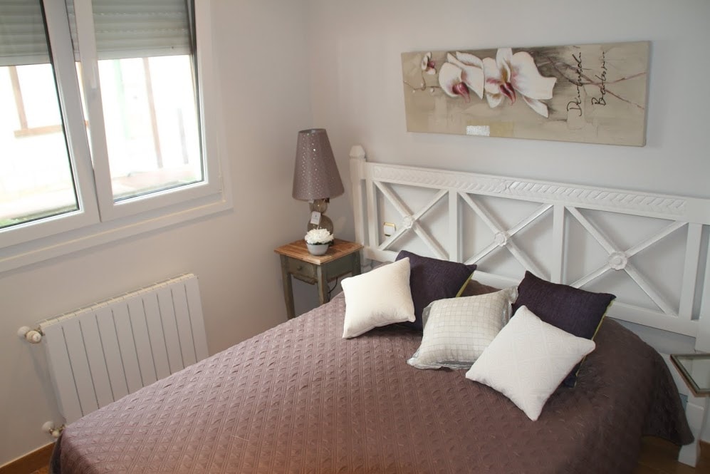 ห้องนอนใหญ่ที่มีอุปกรณ์ครบครัน