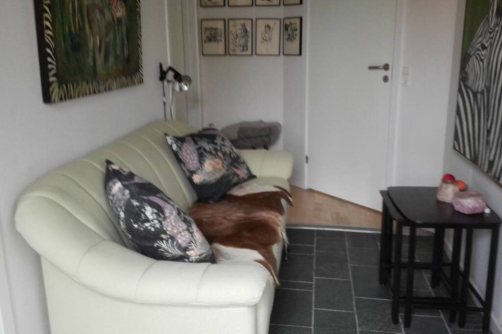 Forstue med sofa og bord