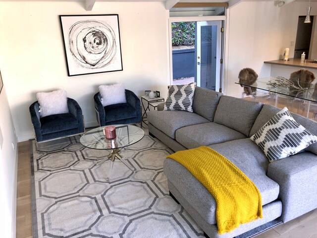 Enchanting, Modern Hollywood Hills gallery image 3