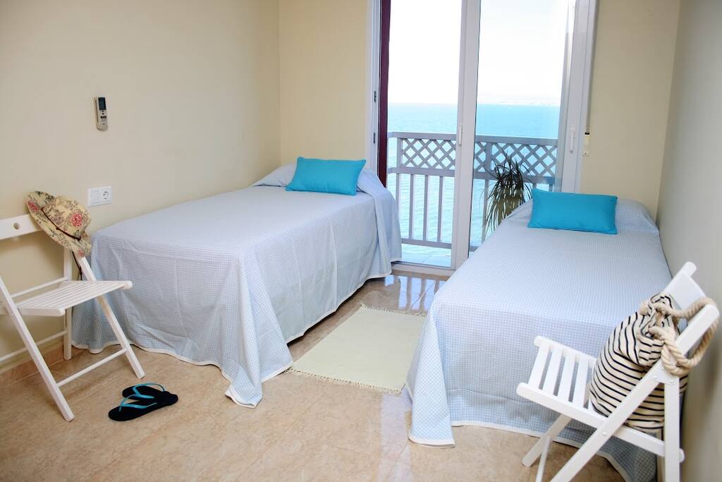 SEGUNDO DORMITORIO (CON ARMARIO EMPOTRADO Y BALCÓN)