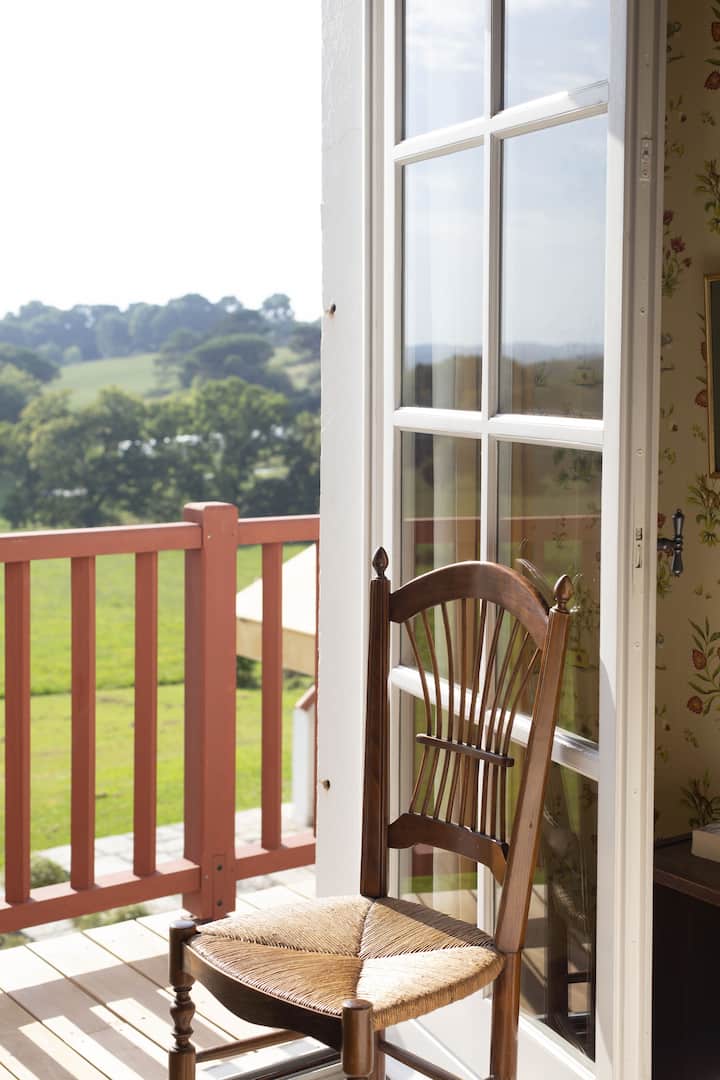 「老虎房间」（ 3 ）设有阳台，可欣赏比利牛斯山脉及其乡村的美景。