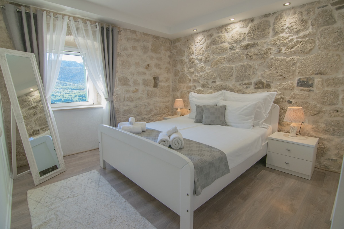 ห้องนอนใหญ่พร้อมห้องน้ำในตัวโทรทัศน์เตียง (160x200) และเครื่องปรับอากาศ