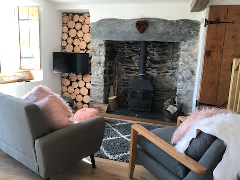 Popular Airbnb listing: Cosy Miners' cottage with log burner in Tanygrisiau, Bowydd And Rhiw, Cynfal And Teigl, Conglwal, Diffwys And Maenofferen