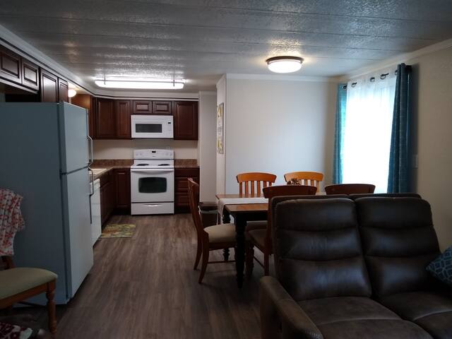 Country feel, new, clean and comfortable!