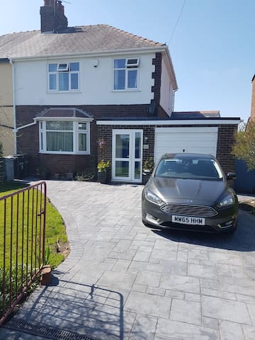 Superb semi rural location 5 mins to airport