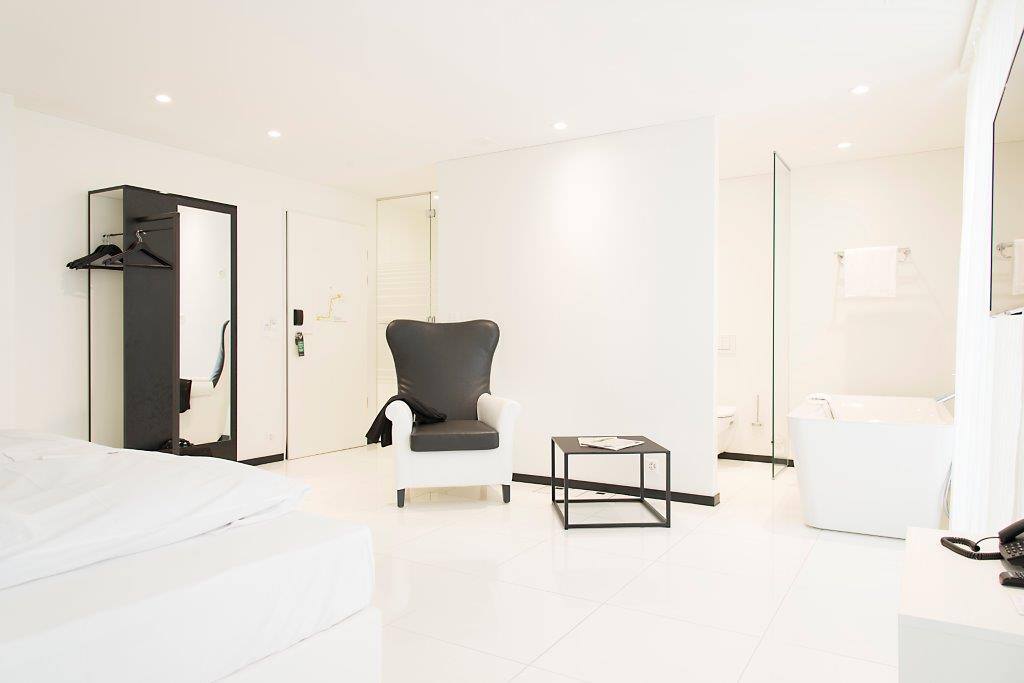 Suite with bathtube (to be asked for) see www.thessoni.com