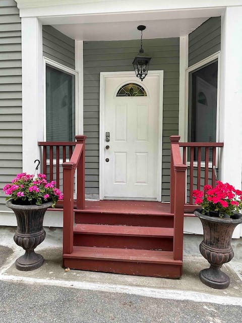 Hedy’s Lovely 2 bedroom family home in Concord, MA