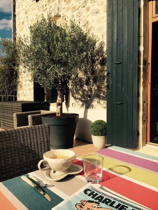 Terrasse surplombant la rivière