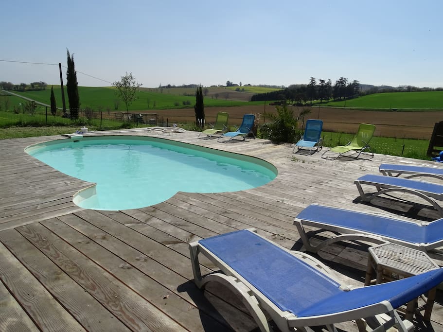 la piscine avec sa terrasse tout en bois et vue imprenable sur la nature