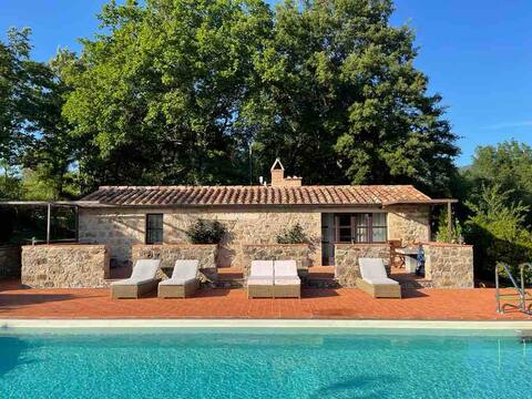Small cottage, swimming pool entirely  private use