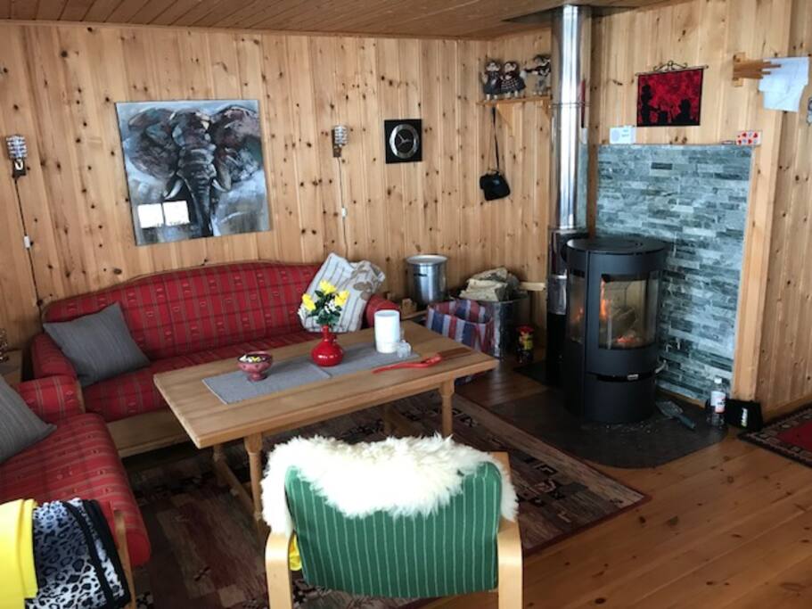 Salong i stue med god plass til 6 personer