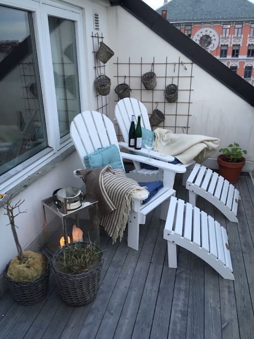 30 square meters balcony with a large dining table, deckchairs and still a lot of space to enjoy the spectacular panorama view over North, East, and South of Oslo