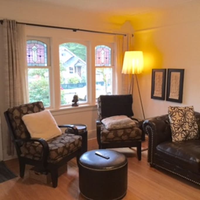 living room with cable TV