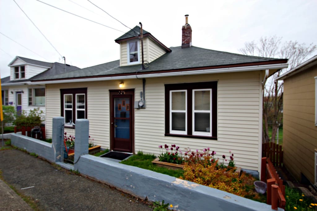 Obviously the house is detached, and on a quiet part of Circular Road in the centrally located Georgestown neighbourhood. Just minutes walk from Bannerman Park.