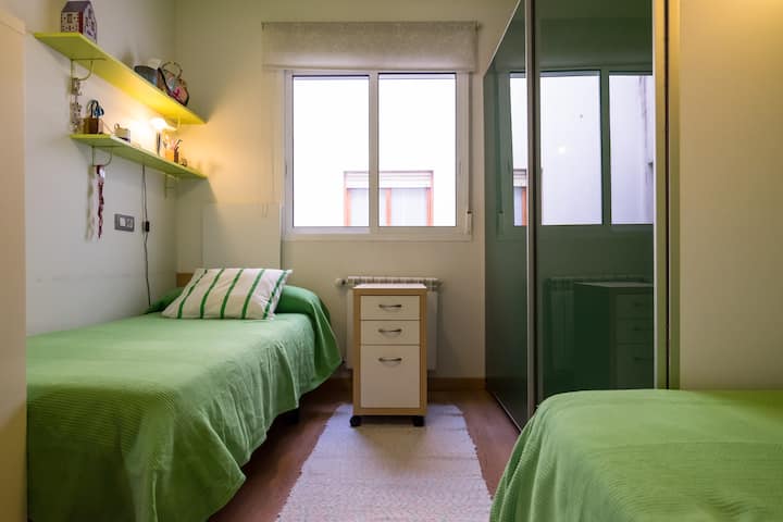 ห้องนอนห้องที่สองมีเตียงขนาด 90 ซม. สองเตียง