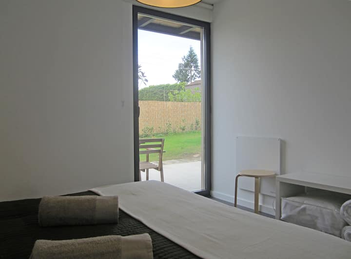 Dhomë gjumi me hyrje në ballkon