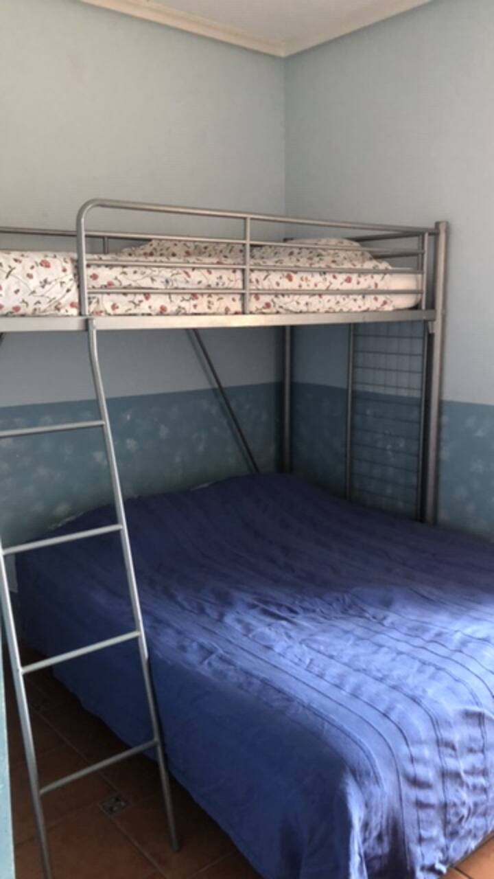 Dormitorio 4 (2 y 1 cama espaciosa)
