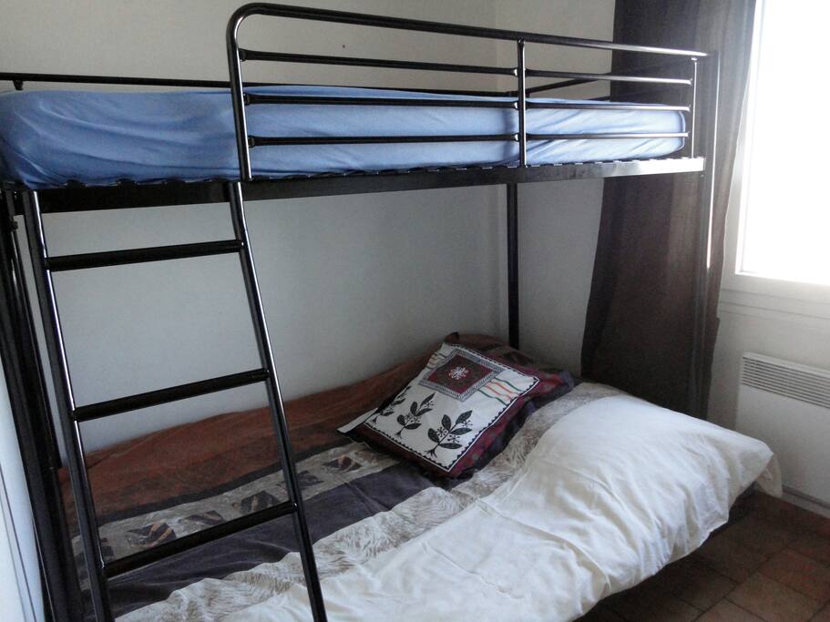 La chambre : lit 2 personnes + lit 1 personne