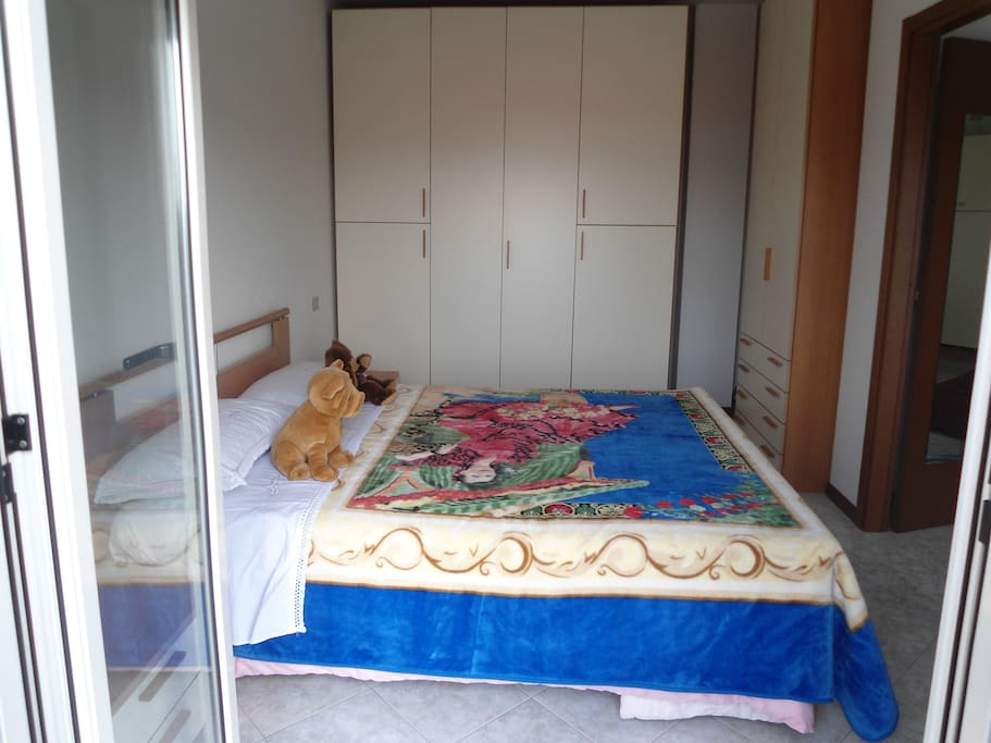 Camera da letto con Armadi capienti