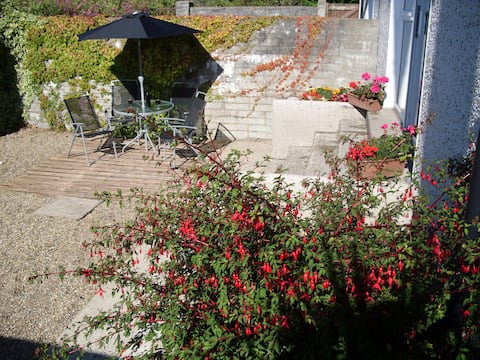 Charming 2 bed Condo in Town centre