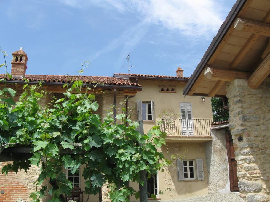 Casa degli Orsi is in fact two houses - Romeo & Juliet -
facing each other across a private courtyard. This is Romeo