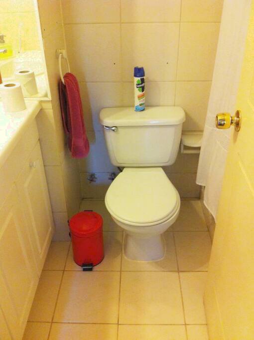 Baño privado fuera de la habitacion, con tina y ducha