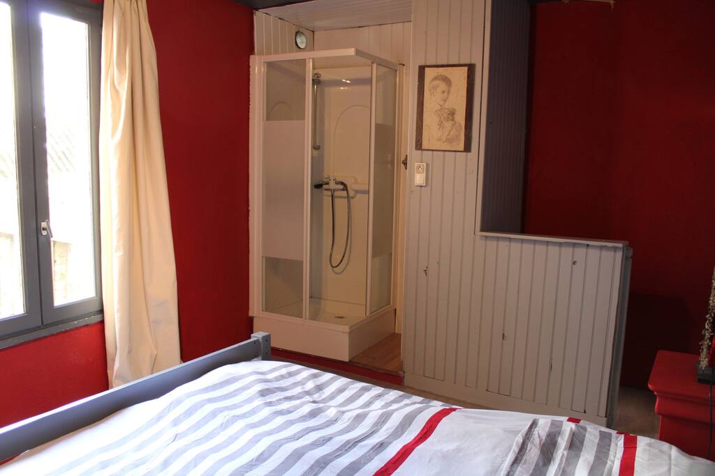 Chambre, salle de bain en haut