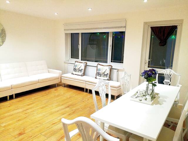 Luxury Large House by London Dockland gallery image 3