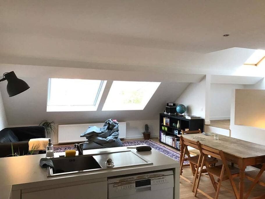 Vue vers le salon depuis la cuisine ouverte