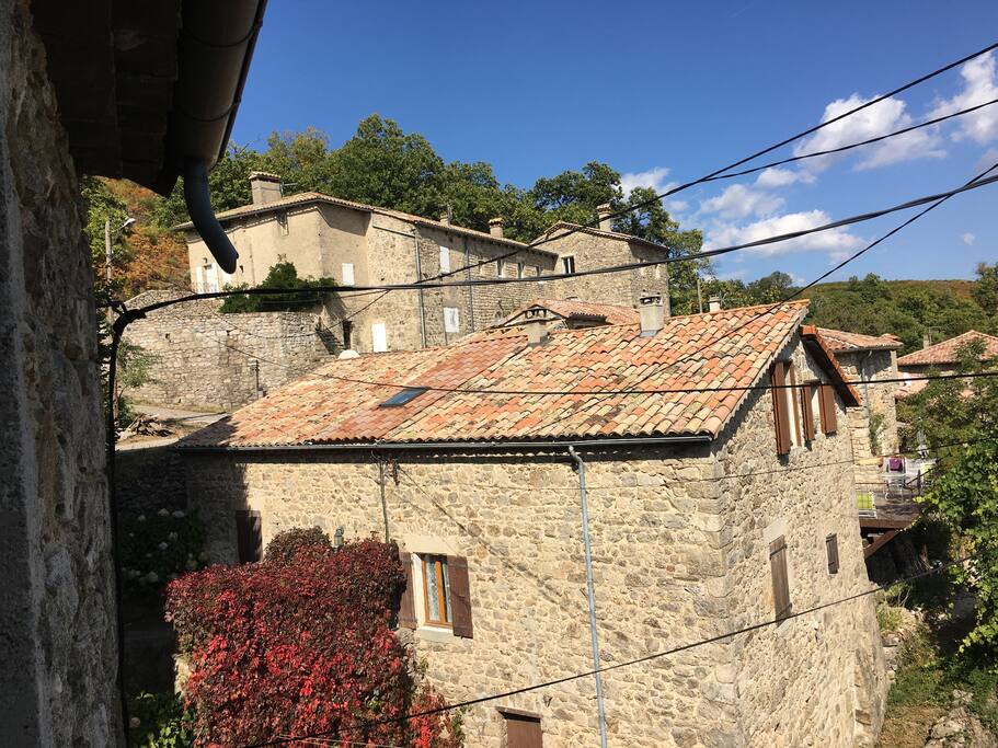 Le hameau sous le soleil